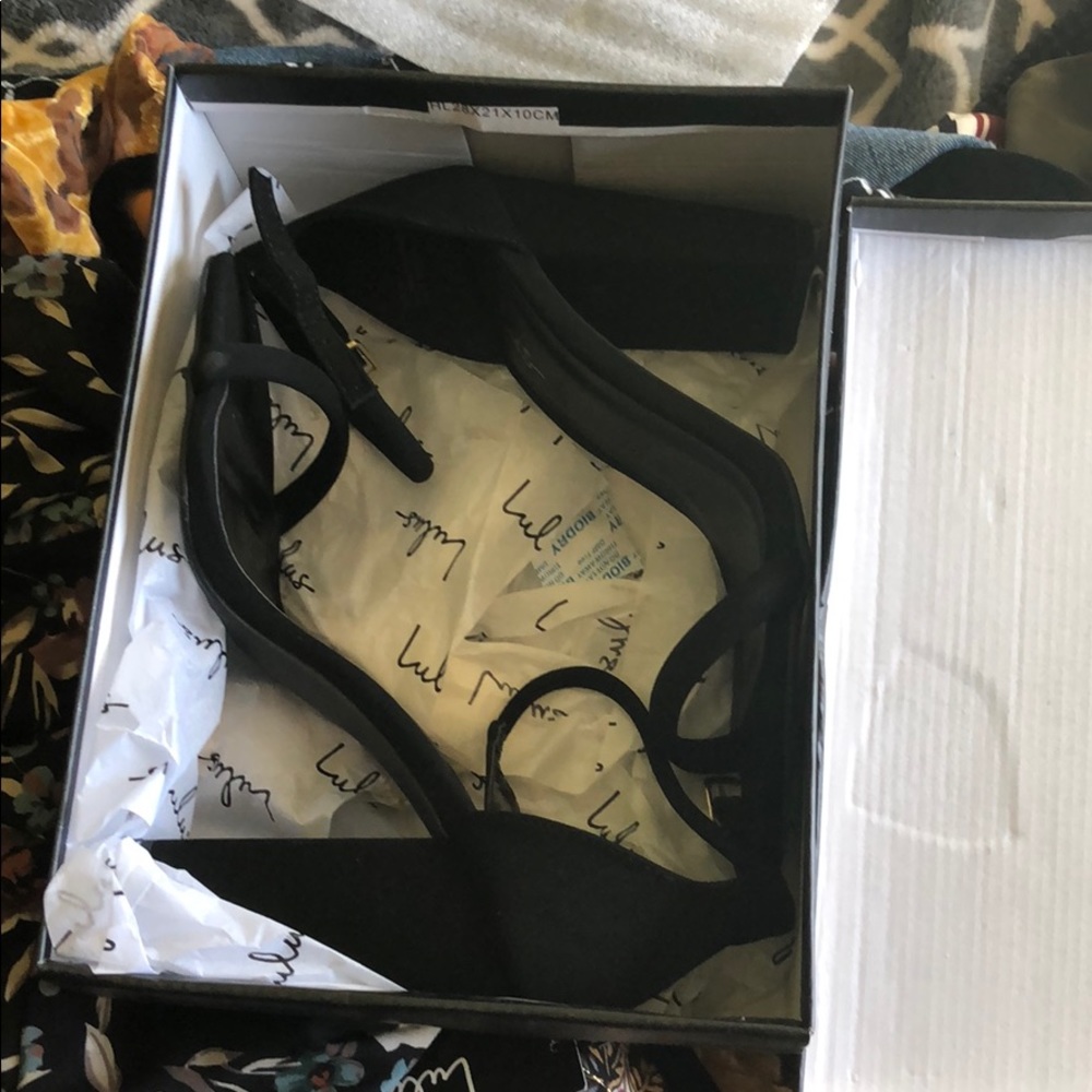 NWT Lulu’s t-strap chunky black heels